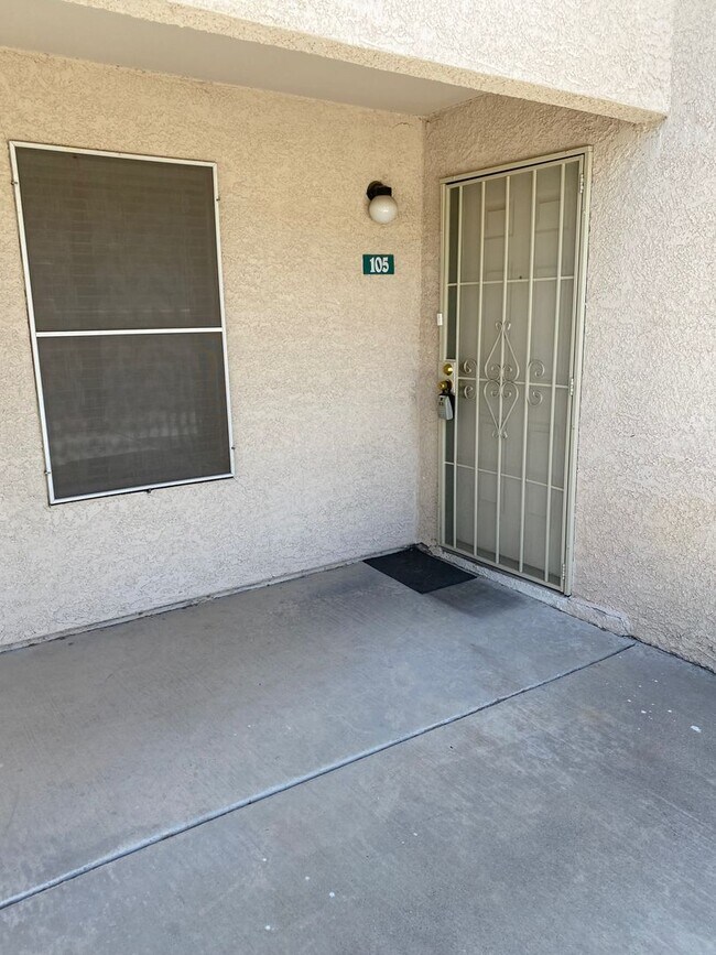Foto del edificio - Adorable 2 bedroom 2 bath condo on the fir...