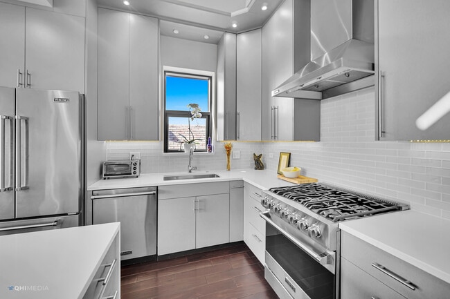 Building Photo - 2016 N Wood St