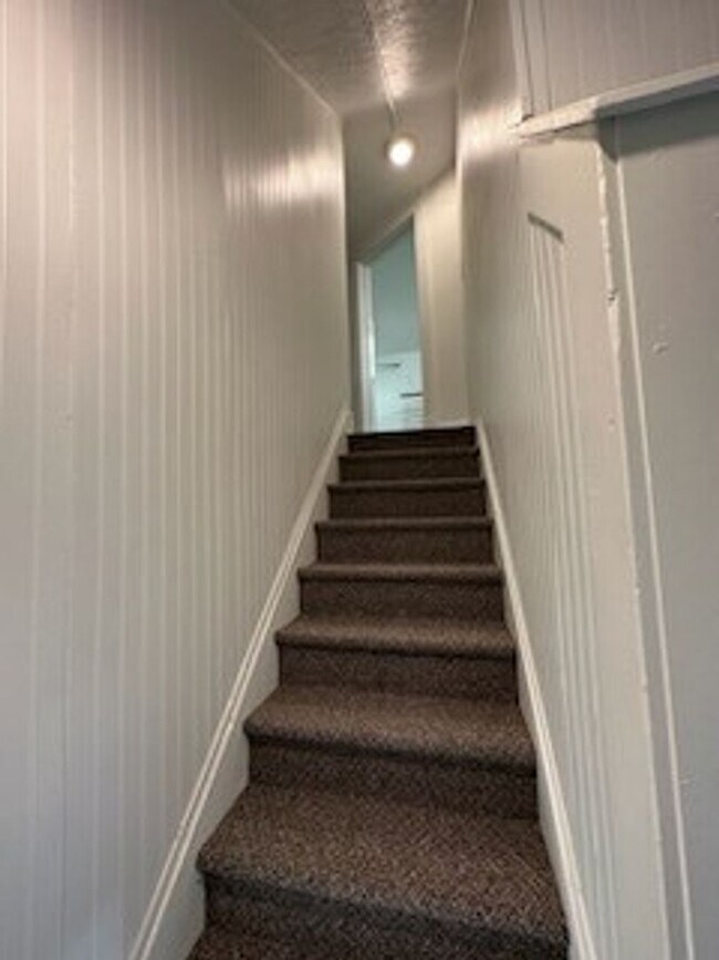 Building Photo - Quiet Triplex
