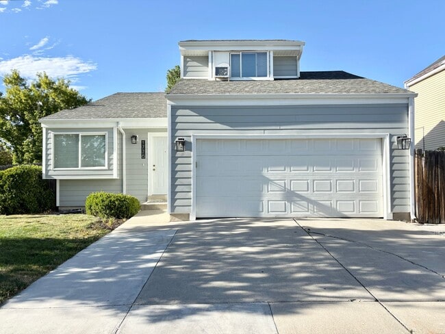 Bright & Cozy with New Siding and Paint! - Bright & Cozy with New Siding and Paint! House