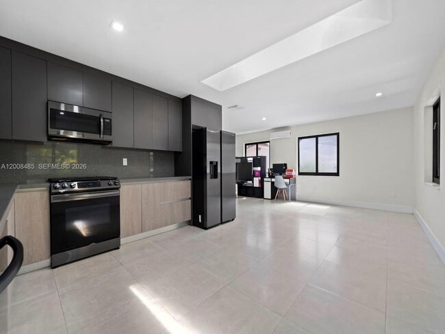 Building Photo - 252 E 36th St