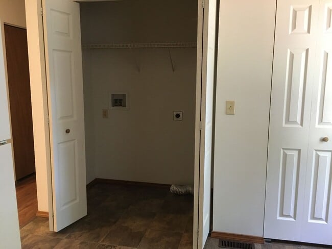 Building Photo - 2 Bedroom 1 Bath Duplex.  Great Central Location
