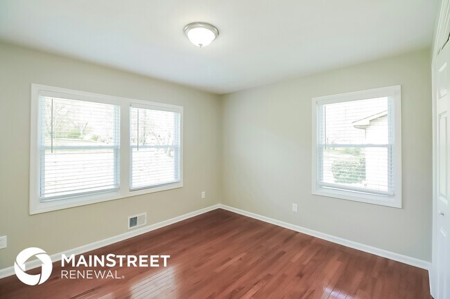 Building Photo - 8750 Twin Oaks Dr