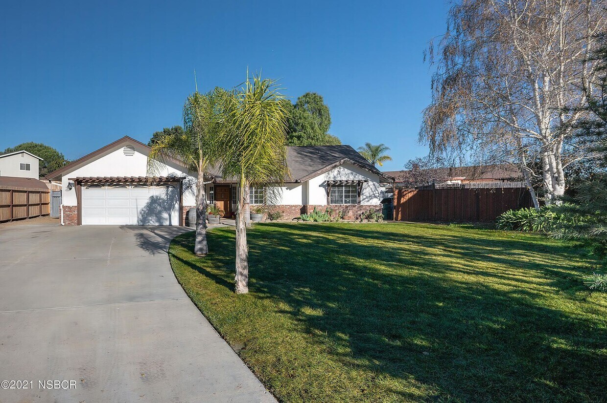 Primary Photo - 207 Menlo Dr