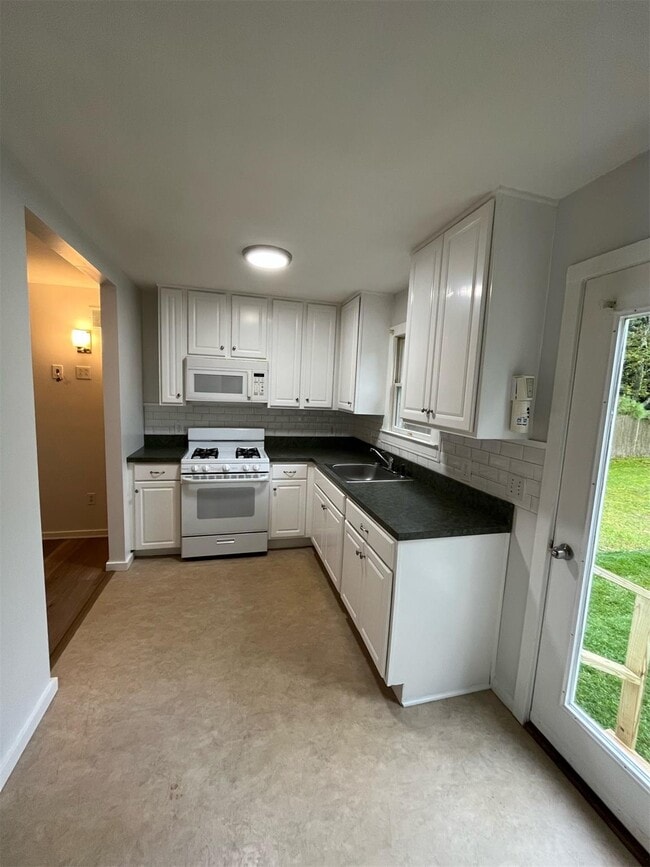 Building Photo - 83 Woodroad Trail