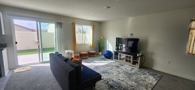 Foto del edificio - Beautiful 3 Bedroom 2.5 Bathroom Home in E...
