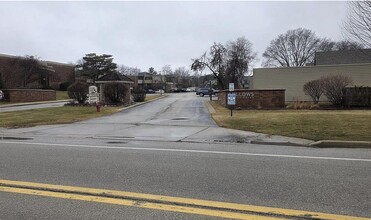 Building Photo - 425 W Willow Ct