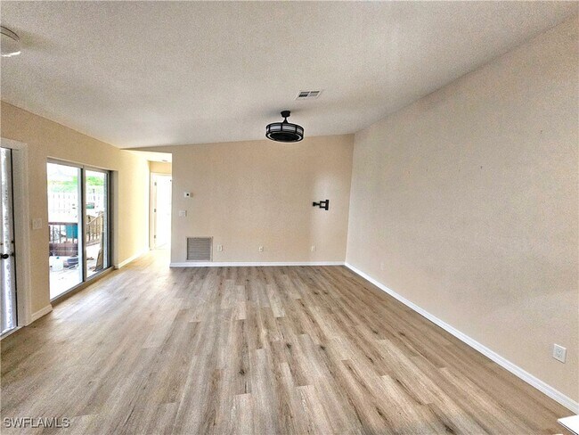 Foto del edificio - 5811 Crystal Lake Ln