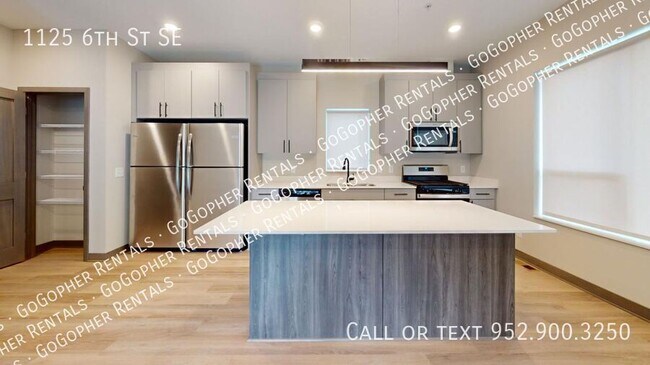 Building Photo - Modern 6 Bedroom Townhouse in Dinkytown!