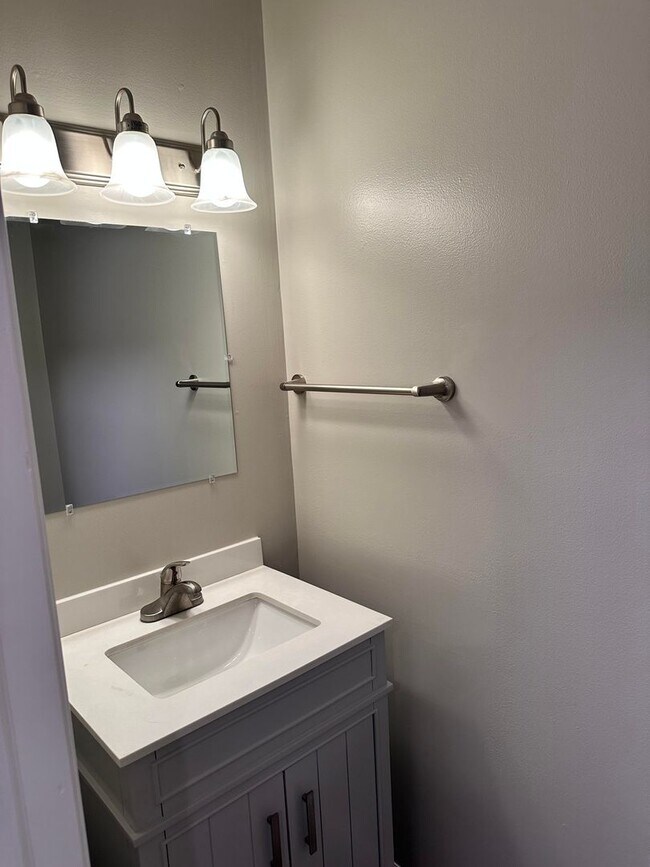 Foto del edificio - PRICE REDUCED! 3 bedroom, 2.5 bath Townhou...