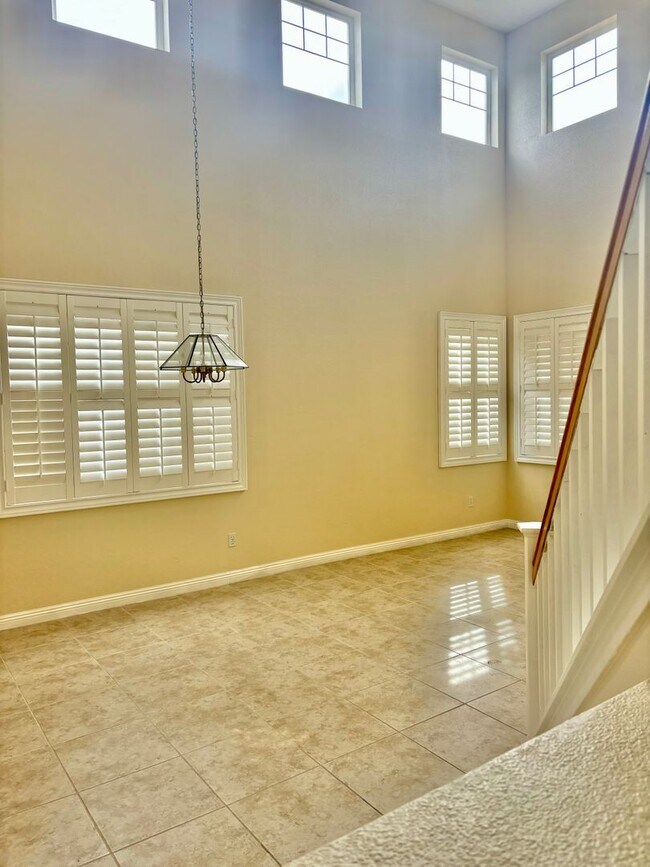 Foto del edificio - Great Neighborhood- Large 5 bed 3 bath home in San Marcos area in Pittsburg!