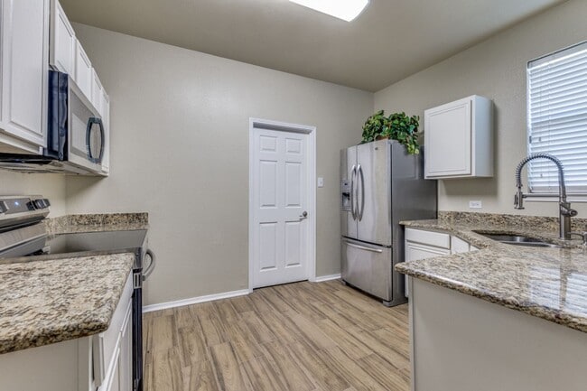 Foto del edificio - Hard to find 4 bedroom in Master Planned C...