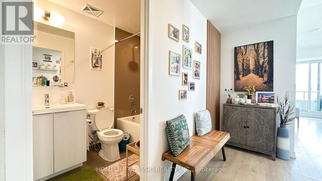 Building Photo - 225 Sumach St