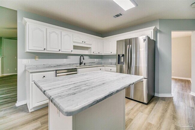 Foto del edificio - Beautiful property in highly desirable Lilian Woods Subdivision!