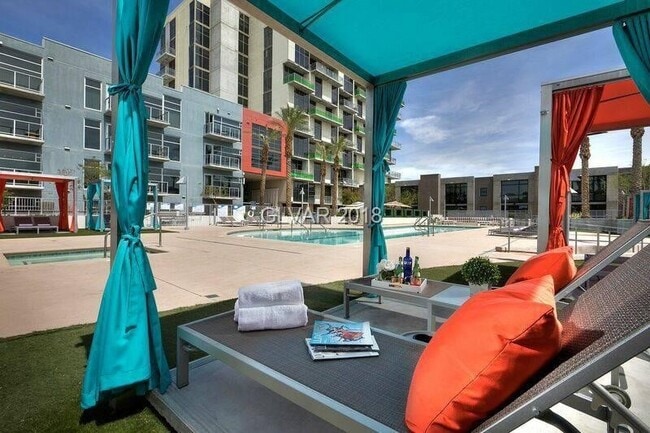 Building Photo - Gorgeous Juhl Loft Unit For Lease