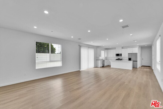 Building Photo - 8702 Silver Way