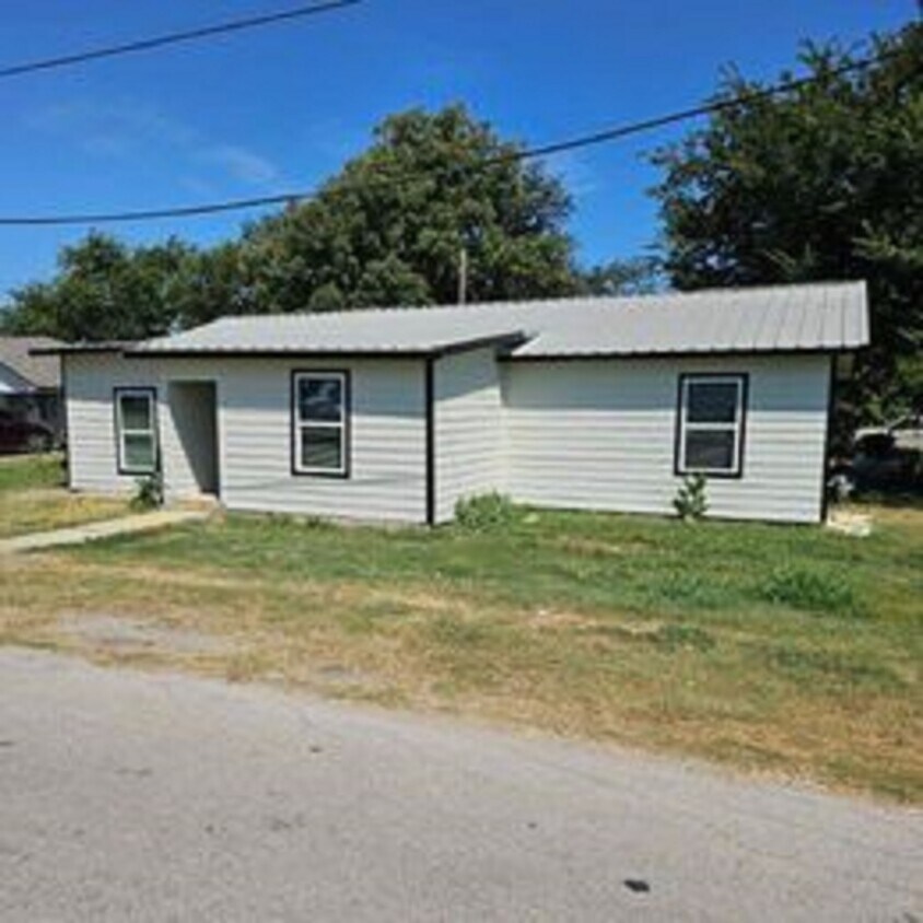 Primary Photo - 107 Quinn St
