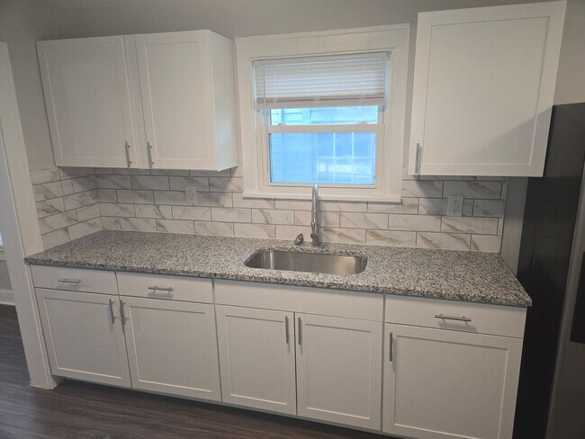 Building Photo - 3 Bedroom 1 Bathroom Single Family Cape Co...