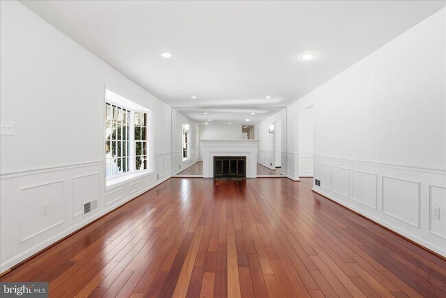 Foto del edificio - 3033 Sylvan Dr