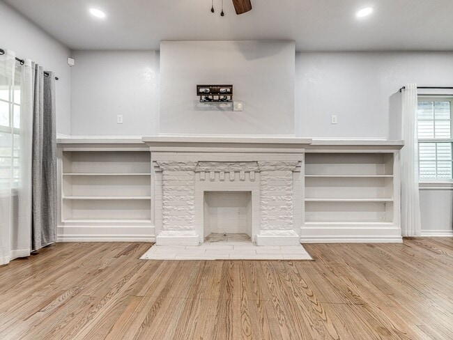 Building Photo - Charming home in Central Park Neighborhood...