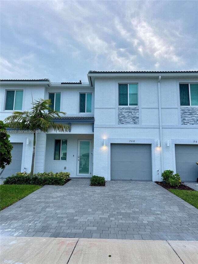 Foto del edificio - 708 SE 13th Ct