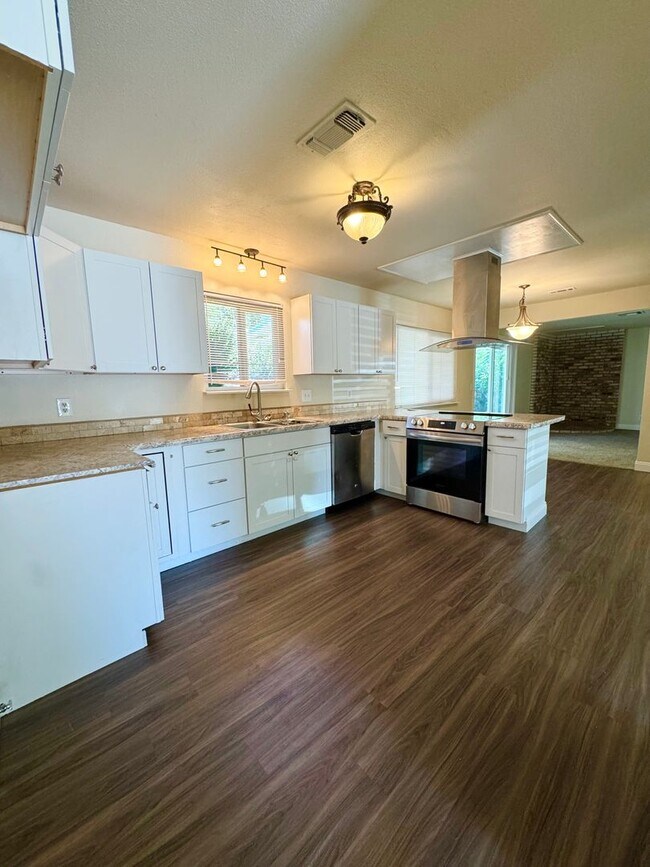 Foto del edificio - Check out this Charming Home w/ Upgrades!!