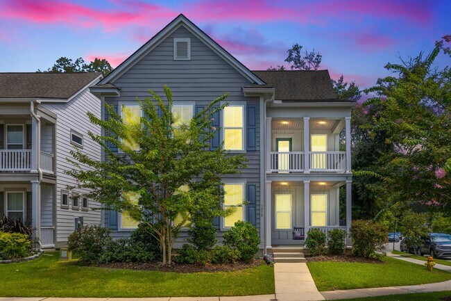Foto del edificio - Impressive home in Oakfield loaded with up...