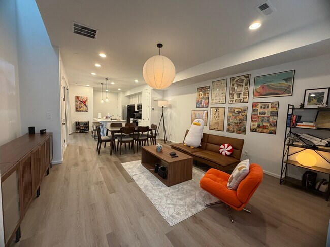 First Floor - 2434 Vanhoutte Vw