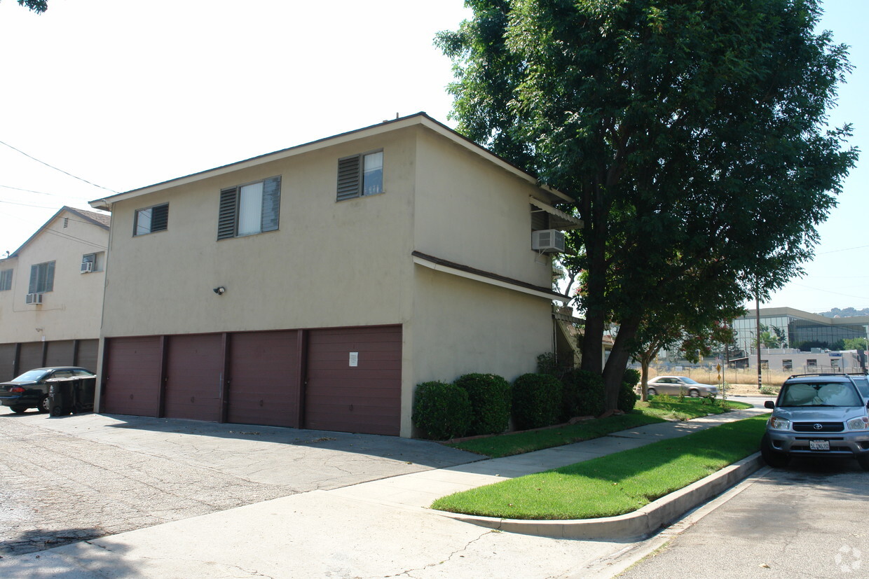 Building Photo - 14157 Moorpark St