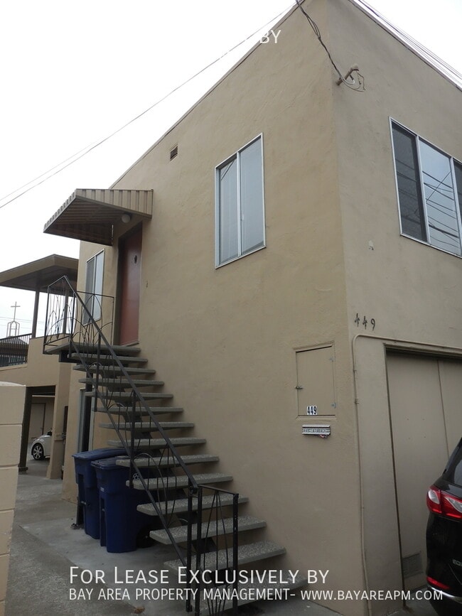 Building Photo - 449 Tamarack Ln