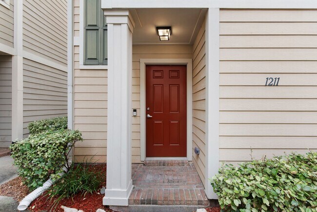 Foto del edificio - Come see this modern 3-story townhome in t...