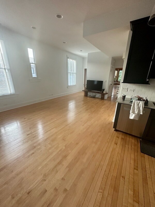 Building Photo - 1110 W Oakdale Ave