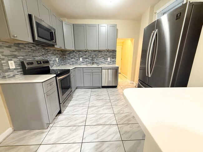 Foto del edificio - Gorgeous 3-Bedroom Townhome in Elmwood Park! Available NOW!