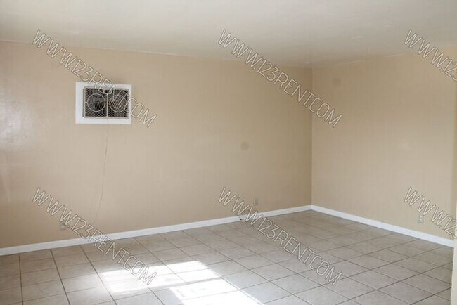 Building Photo - 2BD/1BTH JUST REHABBED HOUSE IN BAKERSFIELD