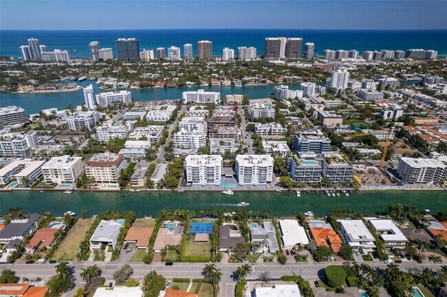 Building Photo - 10000 W Bay Harbor Dr