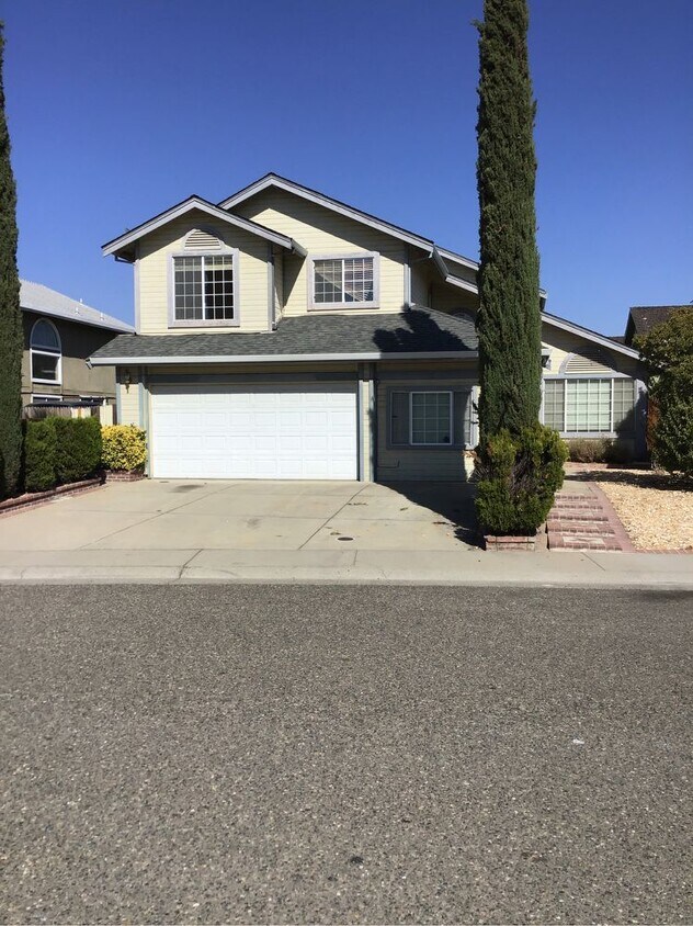 Primary Photo - Beautiful 4 Bedroom Bonus Room in Garage
