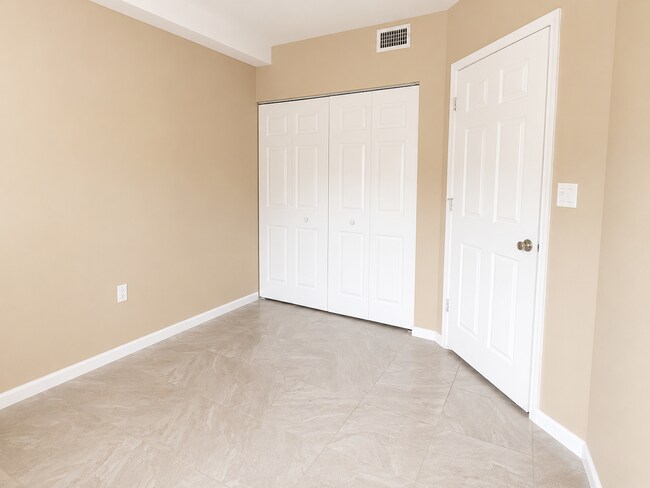 Building Photo - 1103 Golden Lakes Blvd