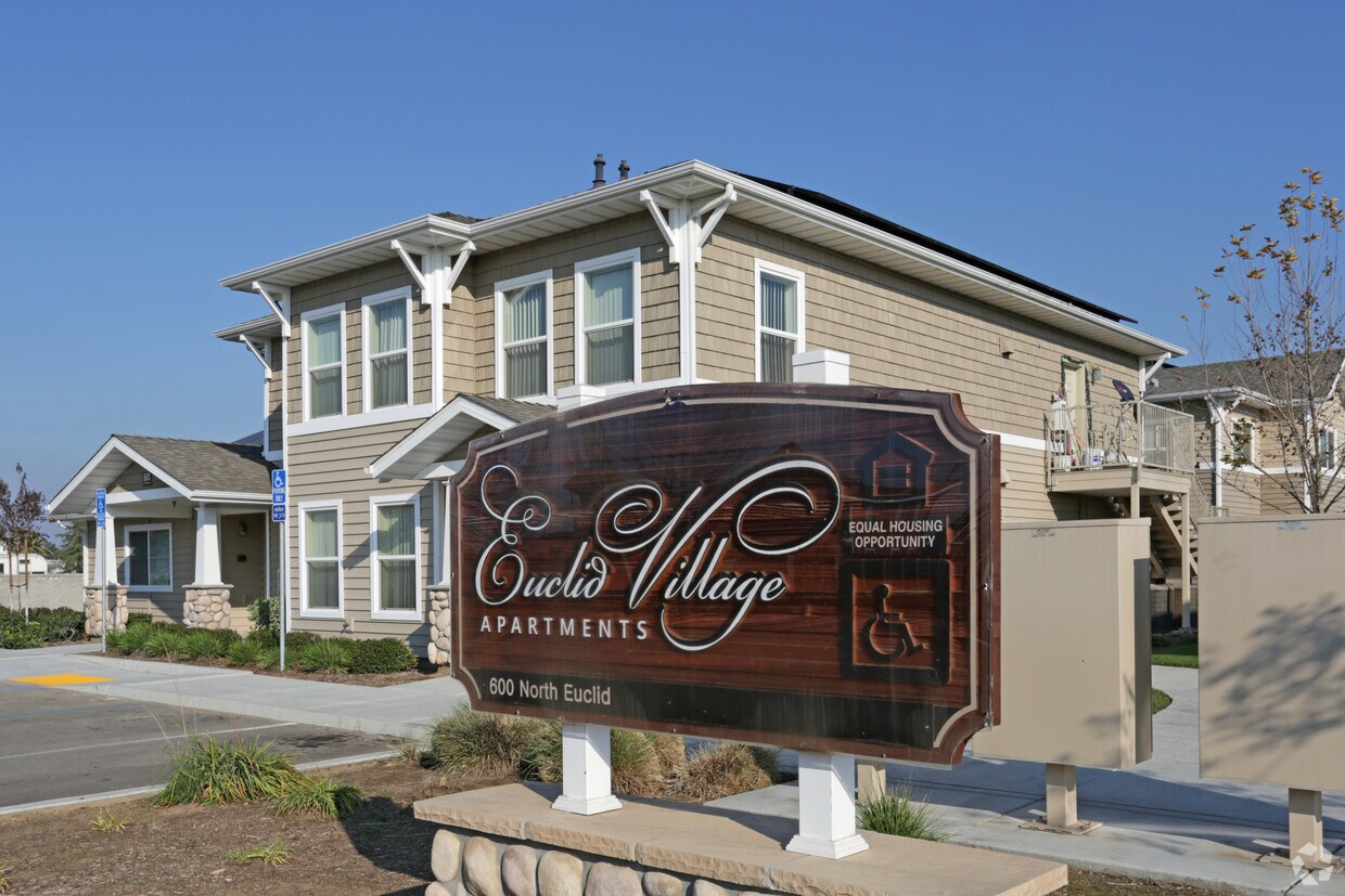 Foto principal - Euclid Village Apartments