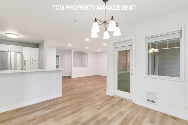 Building Photo - 18501 SE Newport Way