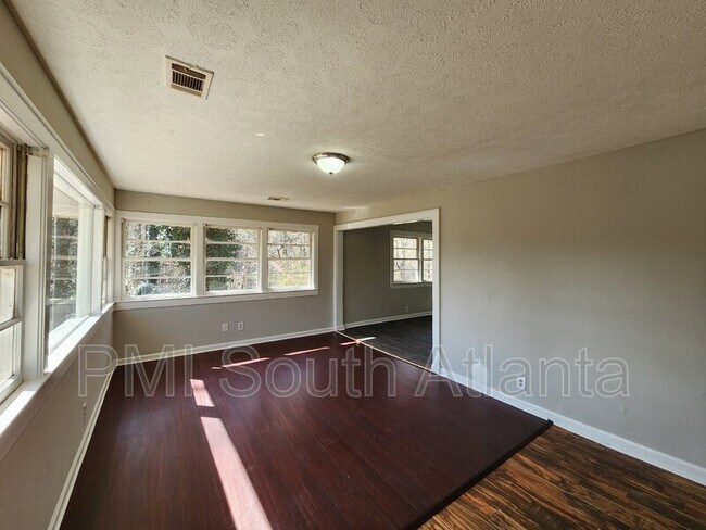 Foto del edificio - 1459 Stockbridge Rd