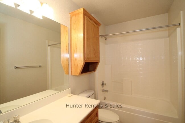 Building Photo - Location Location!!