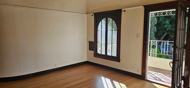 Sala de estar - 218 1/2 N Kenmore Ave