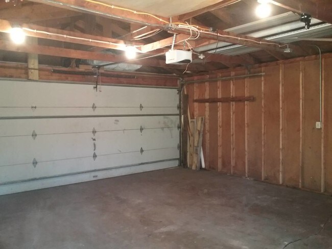 Building Photo - 7533 Catalpa Ave