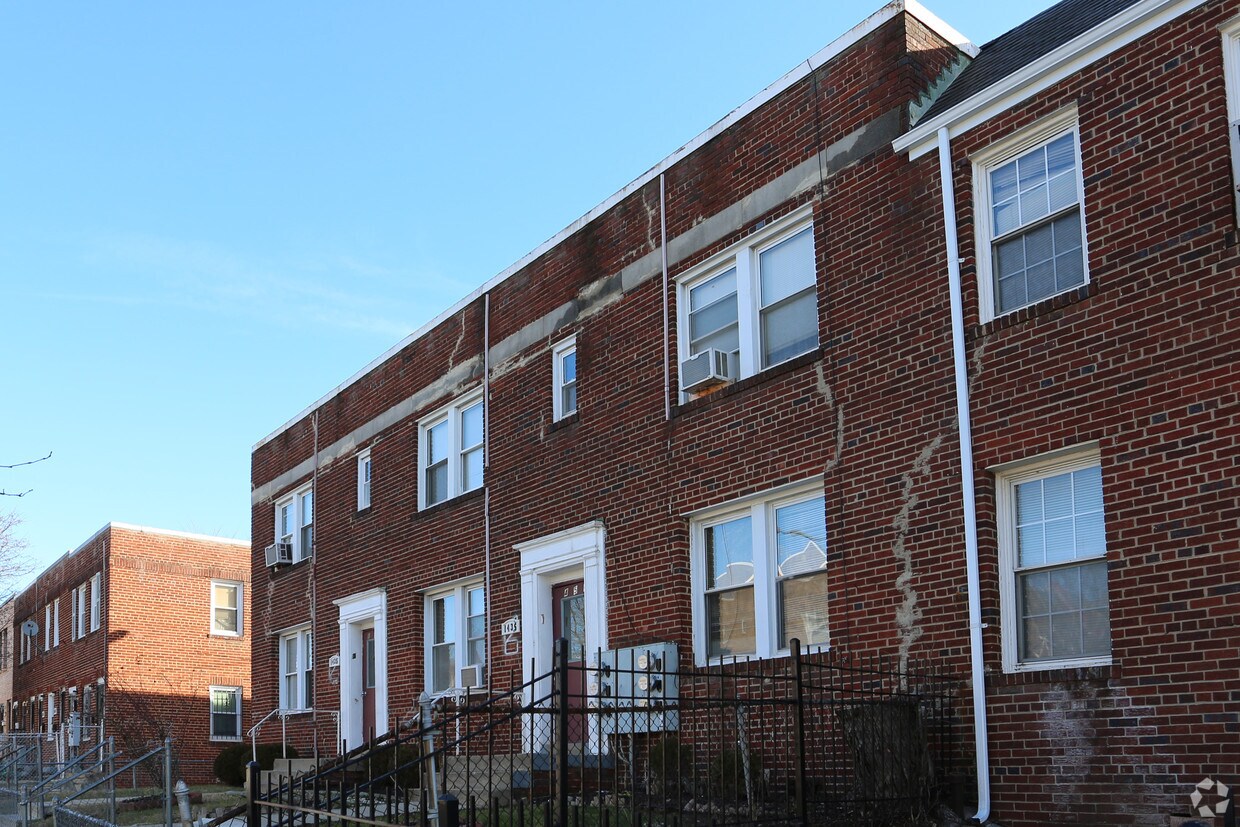 Building Photo - 1435 Holbrook St NE