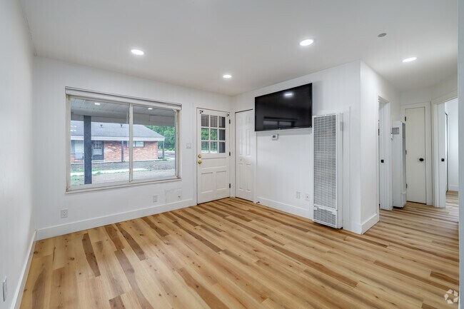 2 habitaciones, 1 baño - 570 pies cuadrados - Sala de estar - Wolverine Lake Lofts