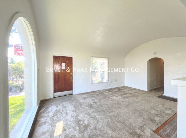 Foto del edificio - Wonderful Front Unit with a 1 Car Garage!