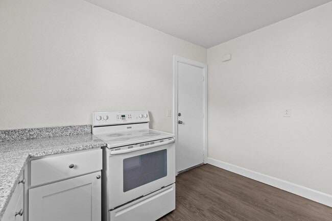 Foto del edificio - Cozy 2-Bedroom Duplex Apartment in Norfolk
