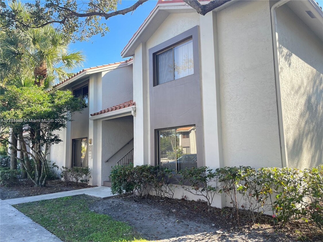 Foto principal - 3212 Coral Lake Ln