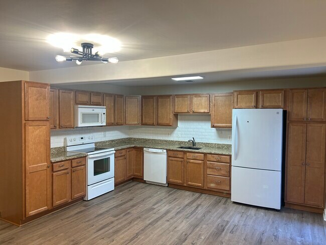 Kitchen - 8111 Chestnut Crest Dr