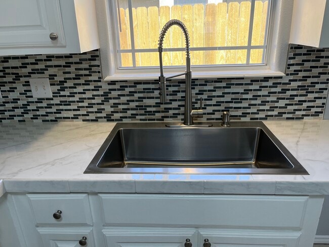 Building Photo - 1900 W Douglas St